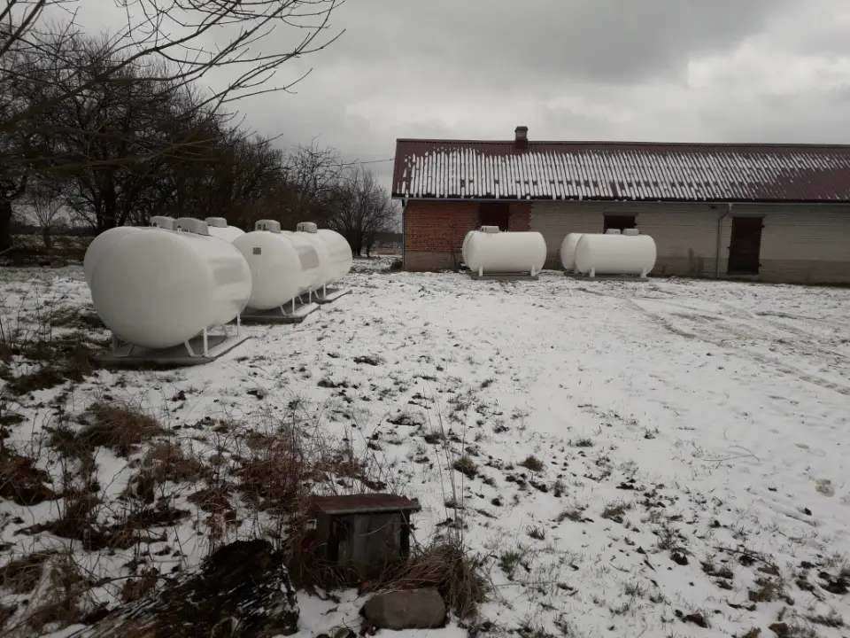 Kilka zbiorników AJM na placu zimą, przygotowanych do montażu