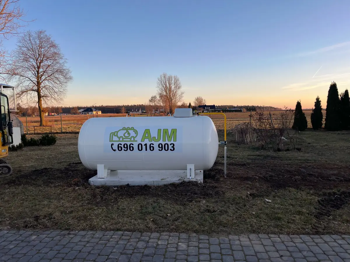 Zbiornik LPG AJM na płycie betonowej, Stara Kornica